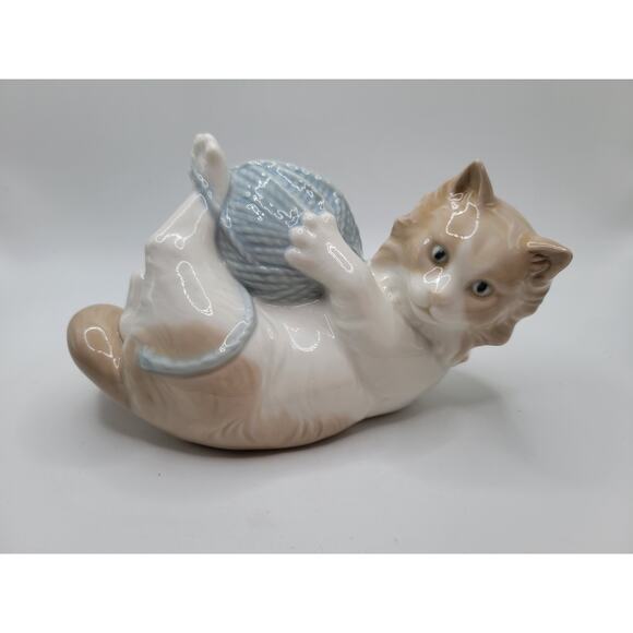 Vintage 1978 LLADRO NAO Daisa Kitten/ Cat Playing with Yarn Porcelain Figurine - Picture 1 of 8